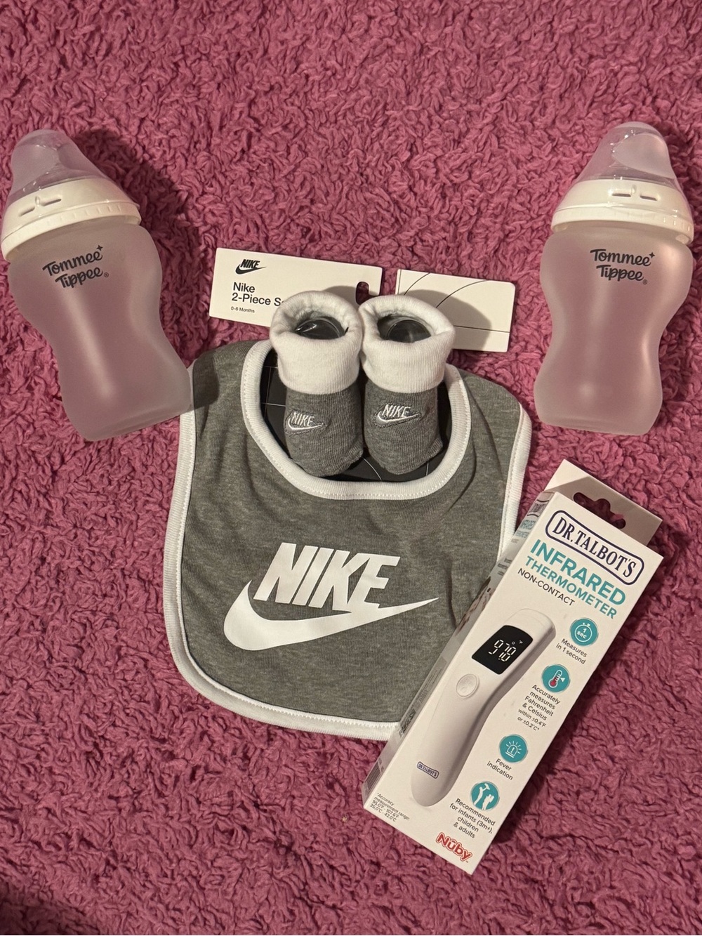 BUNDLE OF BABY ITEMS.